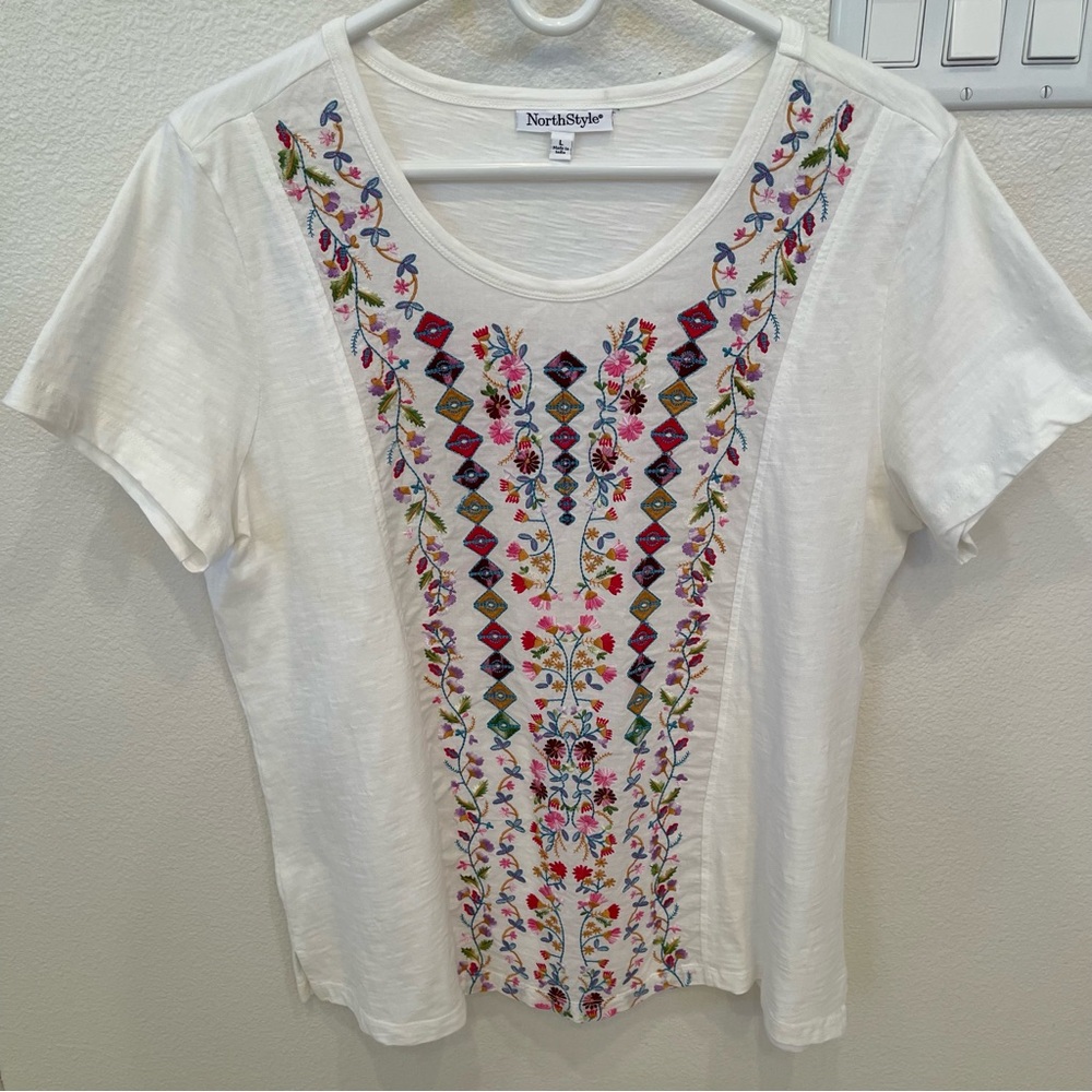 NorthStyle 100% Cotton White Tee Vibrant Colorful Embroidery Size Large NWOT